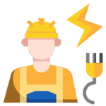 Électricien professionnel portant un casque de sécurité jaune et une salopette, avec un éclair symbolisant l'électricité et une prise électrique.