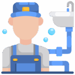 Plombier en salopette bleue et casquette près d'un évier avec robinet et canalisations. Des bulles d'eau suggèrent une réparation.