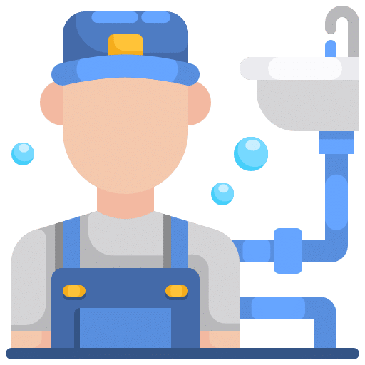 Plombier en salopette bleue et casquette près d'un évier avec robinet et canalisations. Des bulles d'eau suggèrent une réparation.